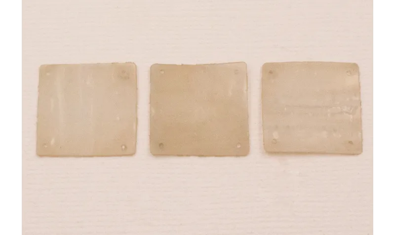 Cuadrado de 20*20mm Beige traslucido rugoso