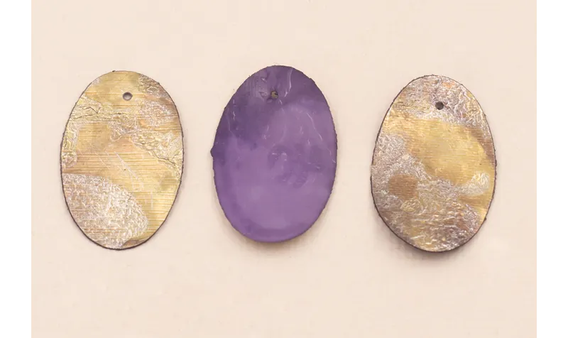 Ovalo 26*16 Morado y Metal / Cuentas y Lentejuelas