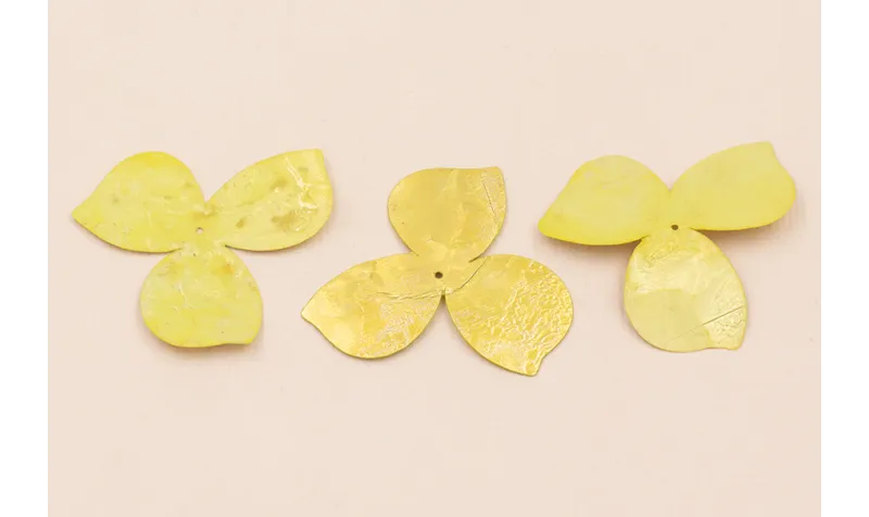 Flor 3 pétalos 35mm diametro Amarillo y Metal