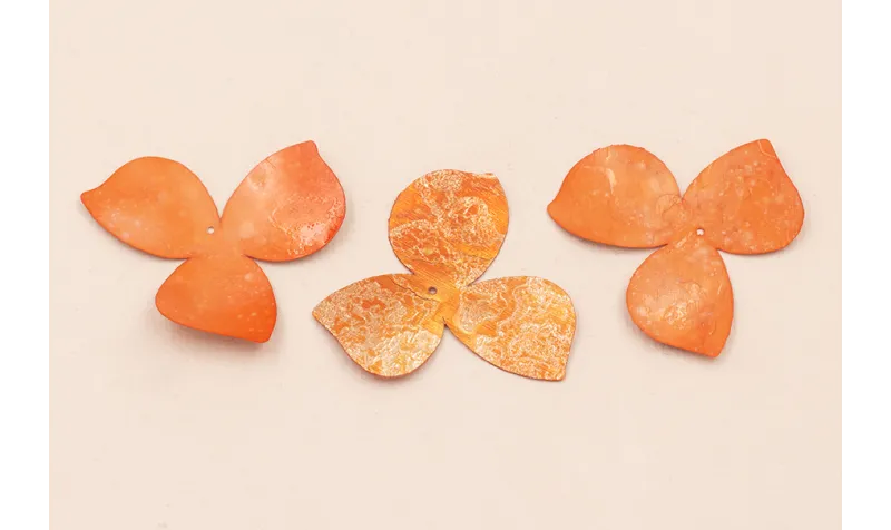 Flor 3 pétalos 35mm diametro Naranja y Metal