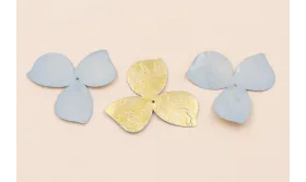 Flor 3 pétalos 35mm diametro Azul claro y Metal / Cuentas y Lentejuelas