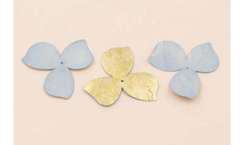 Flor 3 pétalos 35mm diametro Azul claro y Metal / Cuentas y Lentejuelas