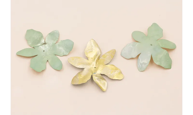 Flor 6 pétalos 55mm diámetro Turquesa y Metal / Cuentas y Lentejuelas