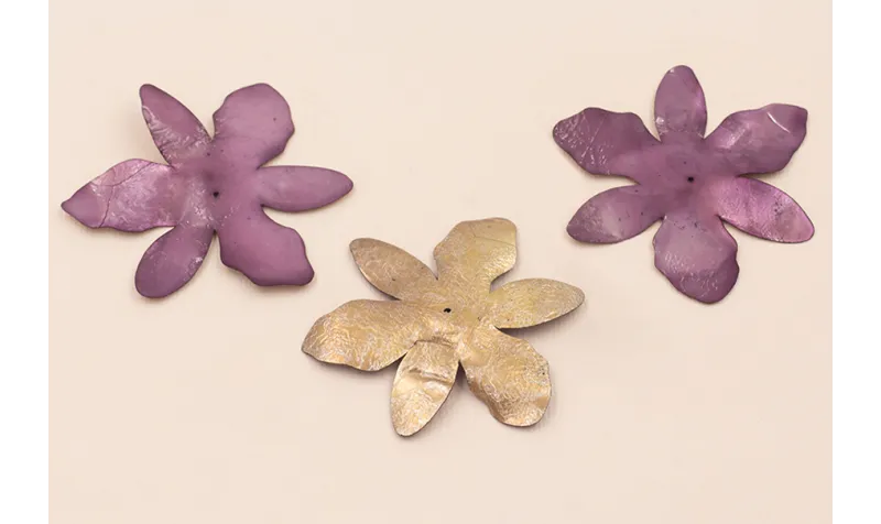 Flor 6 pétalos 55mm diámetro Morado y Metal / Cuentas y Lentejuelas