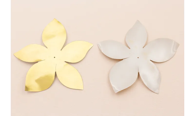 Lentejuela Flor de 75mm Diámetro Oro y Plata / Cuentas y Lentejuelas