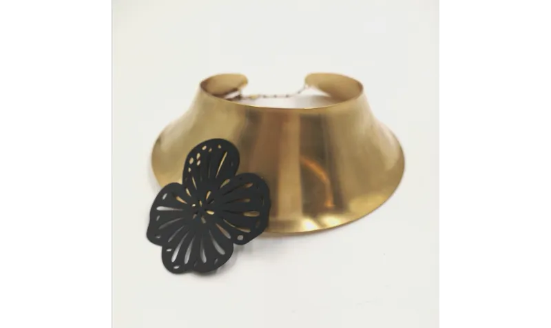 Collar rigido ancho con flor grande negra