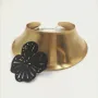 Collar rigido ancho con flor grande negra