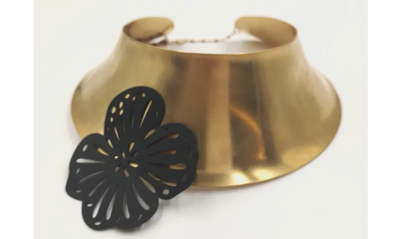 Collar rigido ancho con flor grande negra