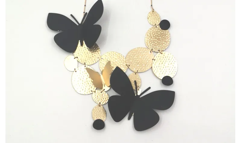 Collar chapas oro mate y mariposas negras