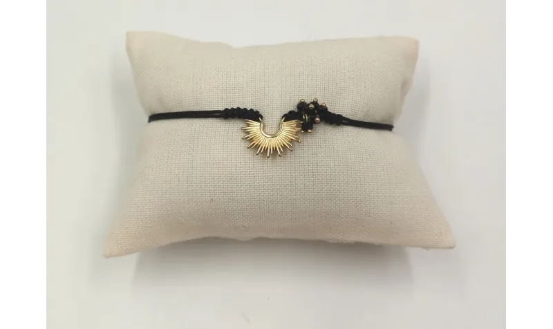 Pulsera macrame negra con medio sol y facetadas