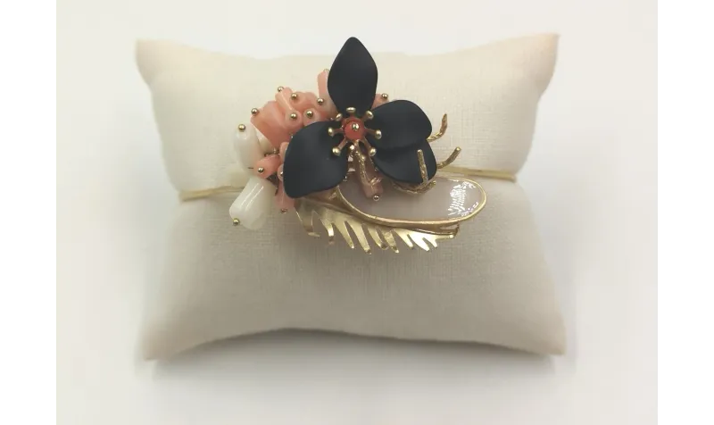 Pulsera rigida corales rosas,blanco y flor negra