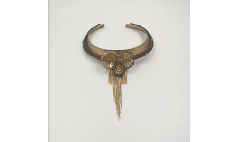 Collar rigido con rectangulos gris ,marron 3 flore