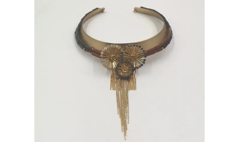 Collar rigido con rectangulos gris ,marron 3 flore