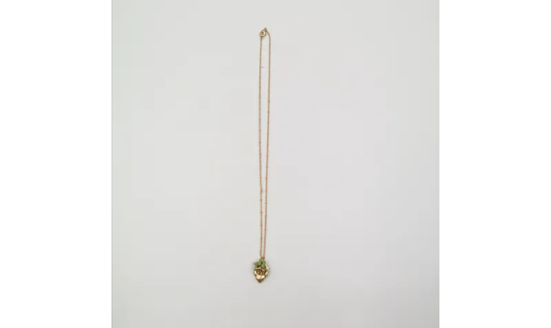 Collar con hoja y facetadas verdes