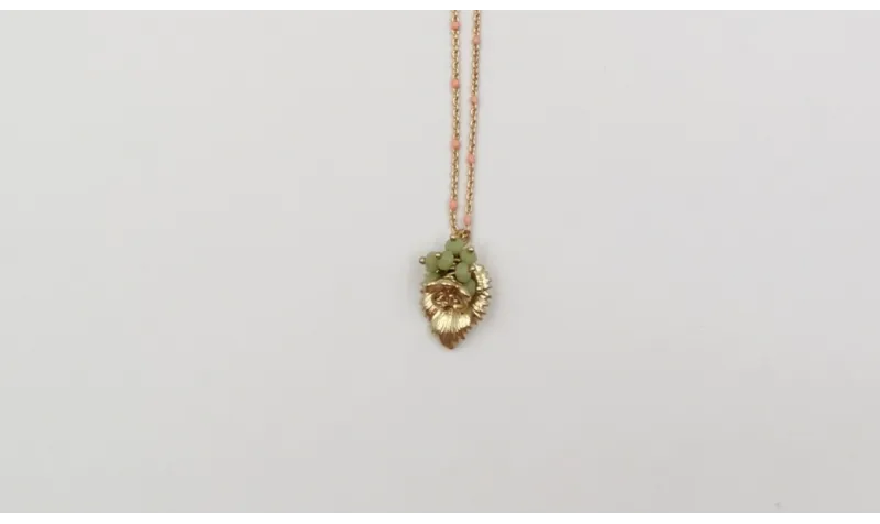 Collar con hoja y facetadas verdes