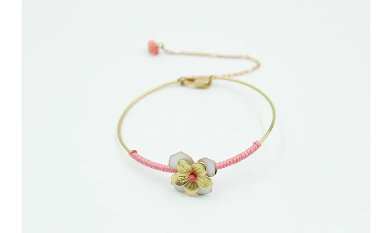 Pulsera rigida flor esmaltada blanca y alfiler bol