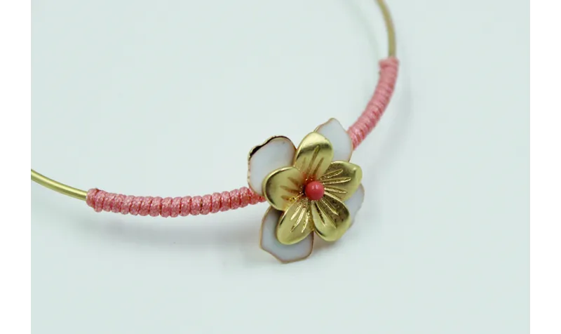 Pulsera rigida flor esmaltada blanca y alfiler bol