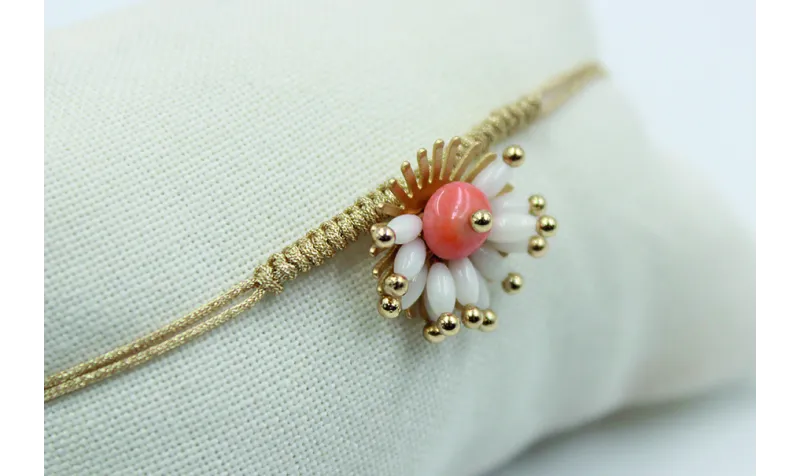 Pulsera nudo serpiente roseton de coral blanca