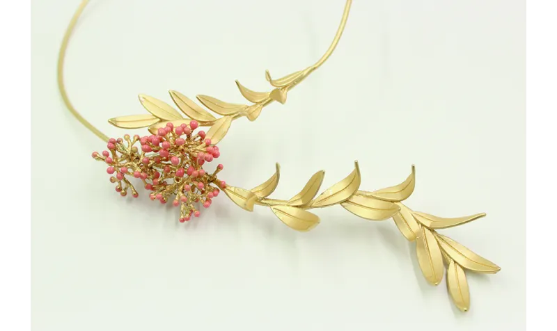 Collar rigido rama con coral esmaltado rosa