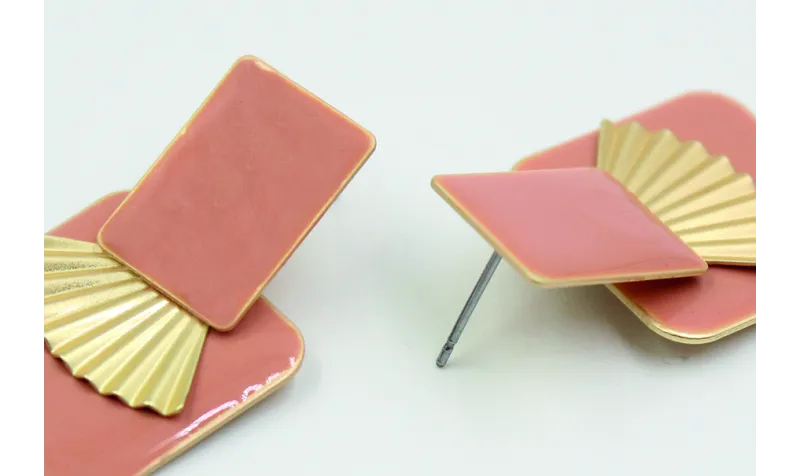 Pendientes rectangulo rosa y triangulo plisado