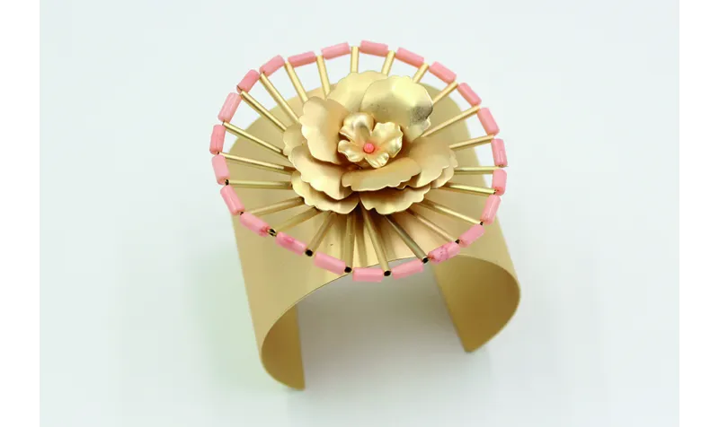 Pulsera ancha con roseton de tubos oro mate