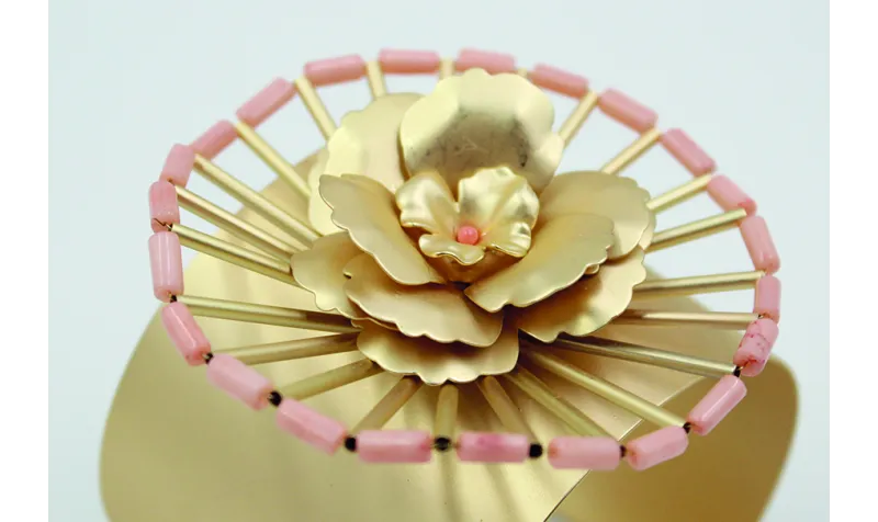 Pulsera ancha con roseton de tubos oro mate