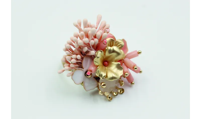 Anillo varias flores esmaltada blanca, oro mate, e