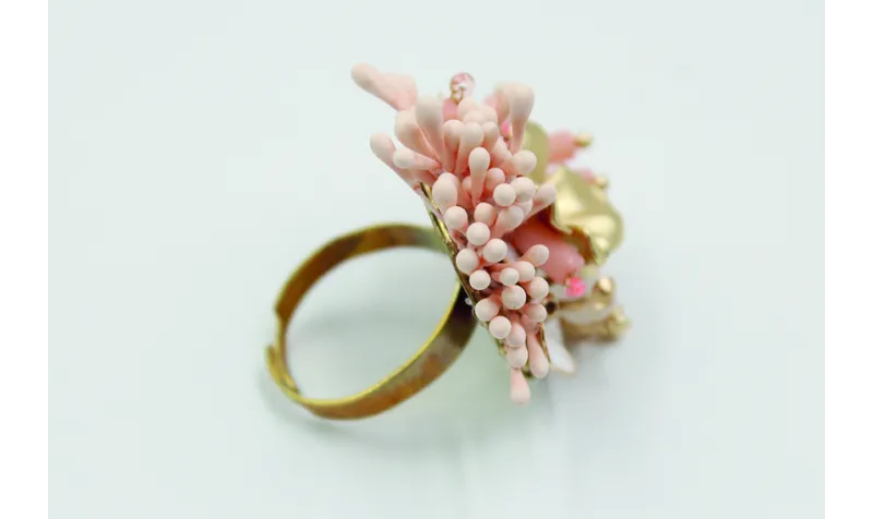 Anillo varias flores esmaltada blanca, oro mate, e