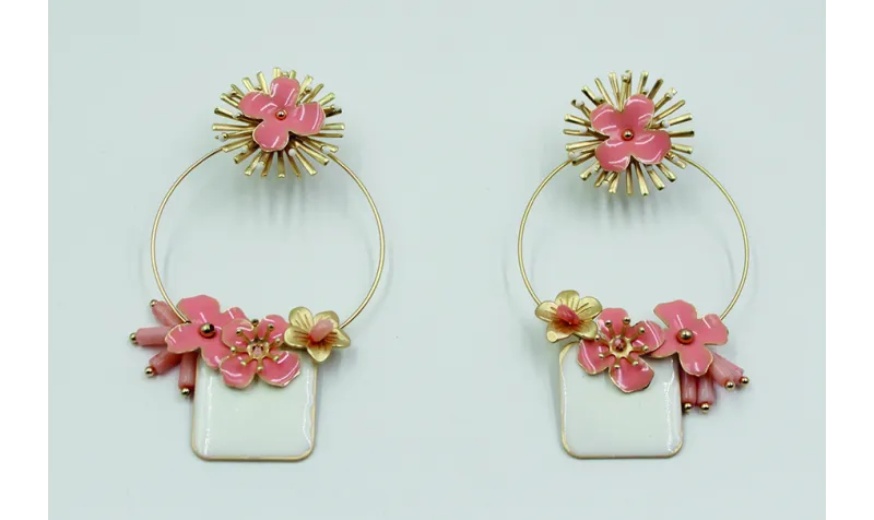 Pendientes aro con flores rosas cosidas y rectangu