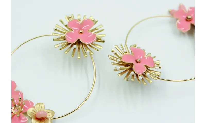 Pendientes aro con flores rosas cosidas y rectangu
