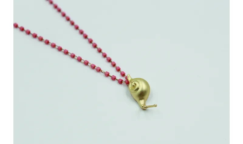 Solitario de cadena de miyuki rosa con colgante de