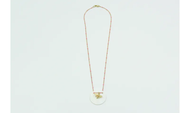 Solitario con cadena dorada y bola esmaltada rosa.