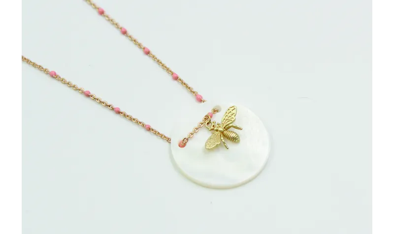 Solitario con cadena dorada y bola esmaltada rosa.