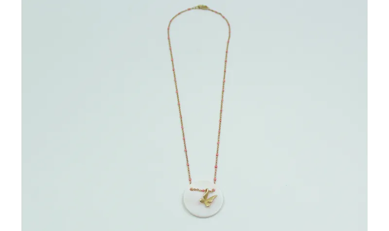 Solitario con cadena dorada y bola esmaltada rosa.