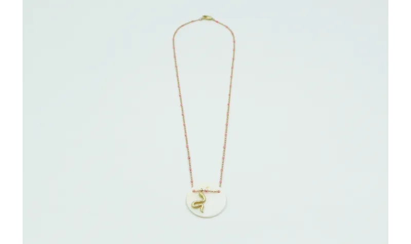 Solitario con cadena dorada y bola esmaltada rosa.