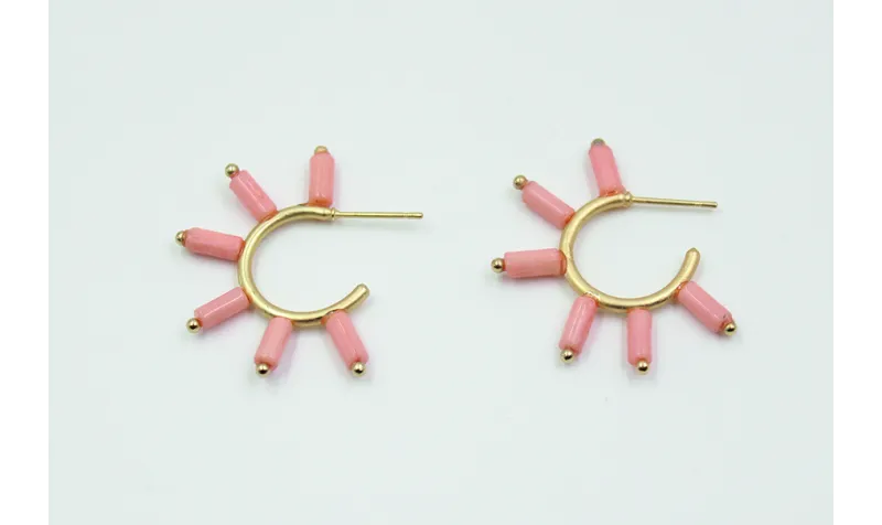 Pendientes de aro semicerrado con corales pegados 