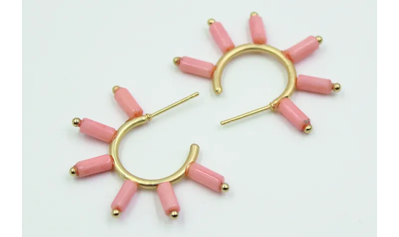 Pendientes de aro semicerrado con corales pegados 