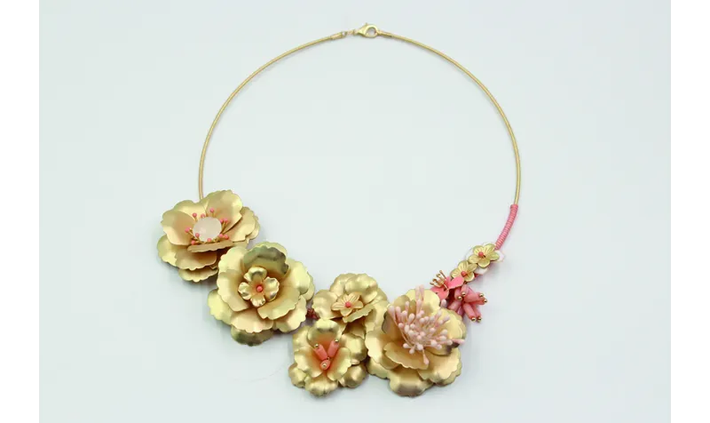 Collar rigido con flores de 3 capas en oro mate co