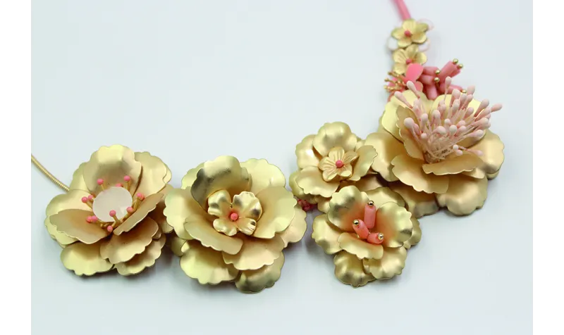 Collar rigido con flores de 3 capas en oro mate co