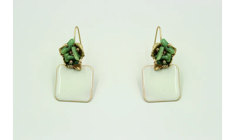Pendientes perno flor con corales verdes y cuadrad