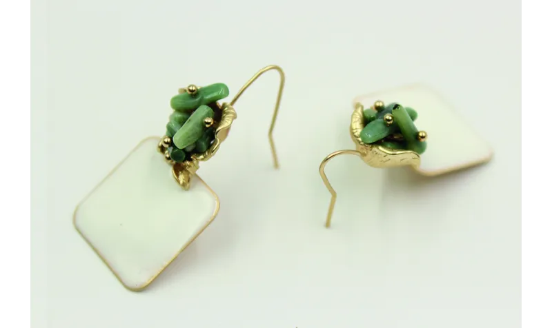 Pendientes perno flor con corales verdes y cuadrad