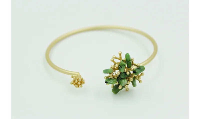 Pulsera rigida de coral oro mate y corales verdes.
