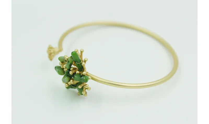 Pulsera rigida de coral oro mate y corales verdes.