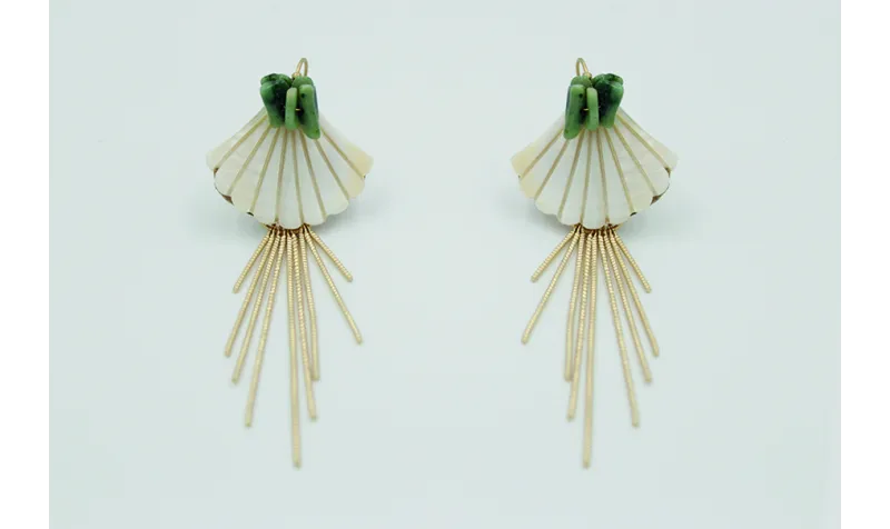 Pendientes concha triangular nacar, corales verdes