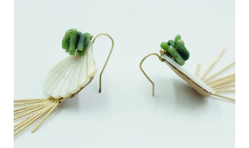 Pendientes concha triangular nacar, corales verdes