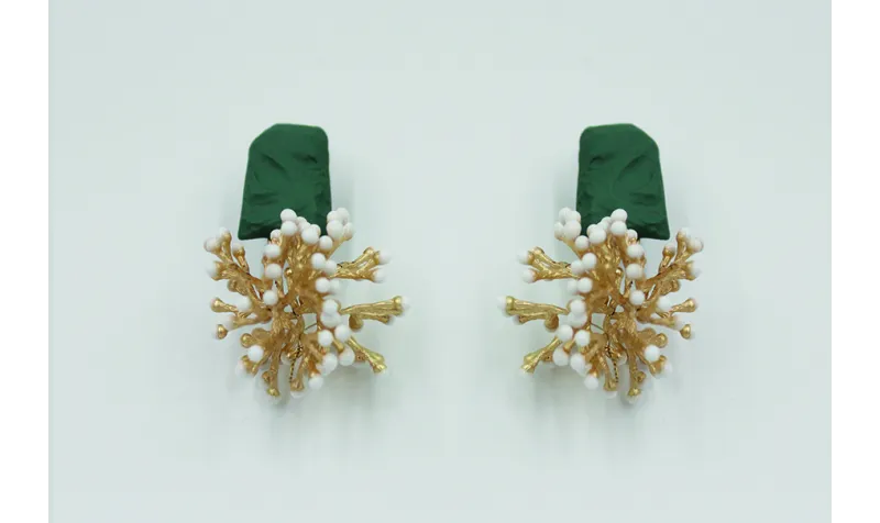 Pendientes perno martilleado verde mate con coral 