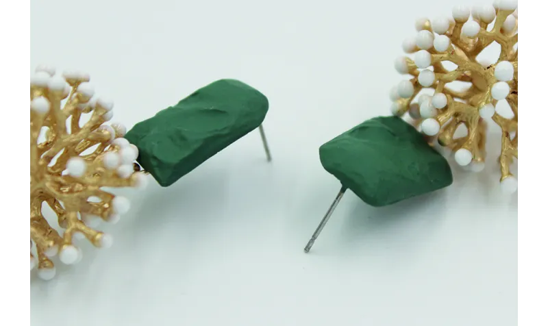 Pendientes perno martilleado verde mate con coral 