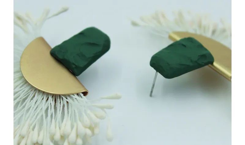 Pendientes perno martilleado verde mate y colgante