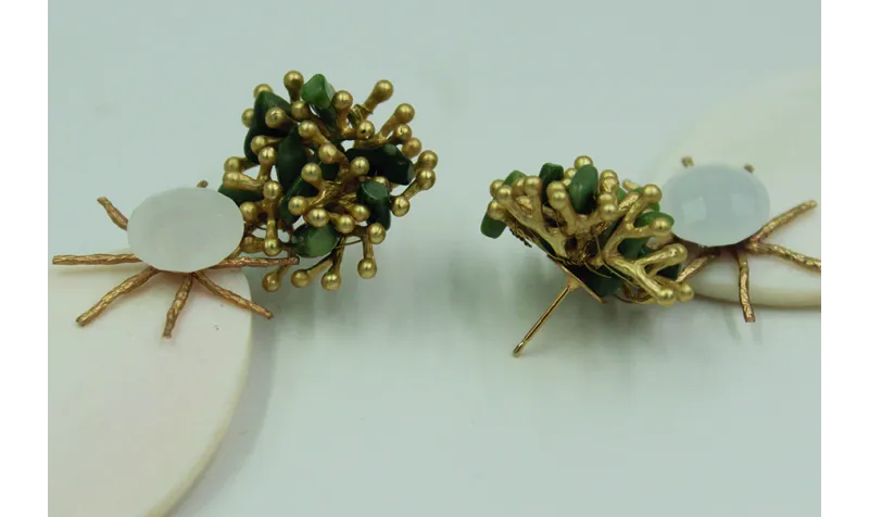 Pendientes perno coral oro mate y piezas de coral 