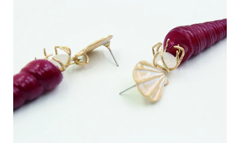 Pendientes perno concha 18x20mm en oro mate y blan